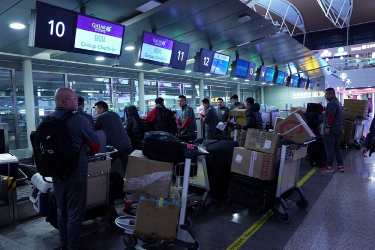 开云体育-上海海港队在昨晚重新集结，即将开启为期约三周的海外冬训拉练